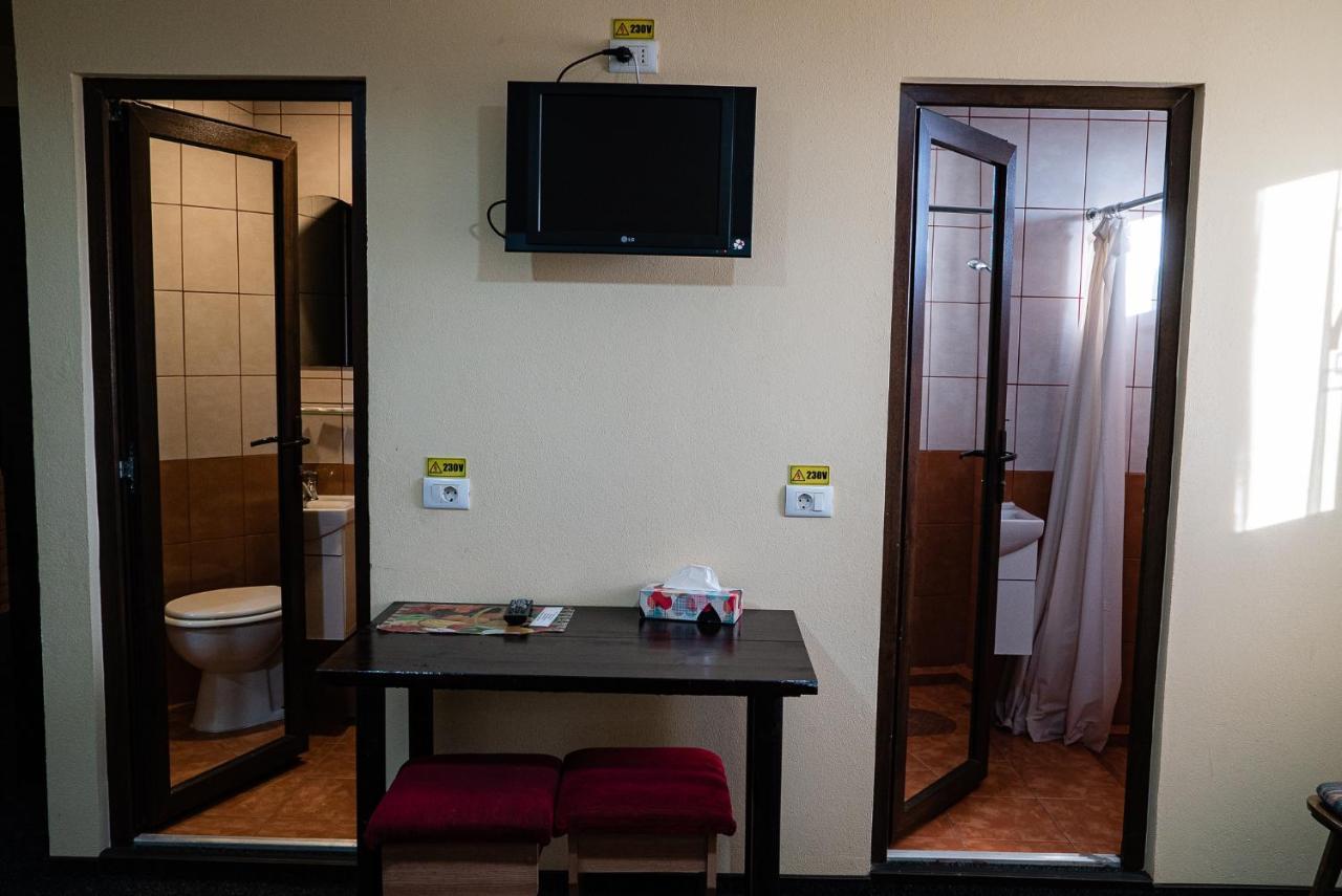 Casa Gorjeneasca Hotell Târgu Jiu Exteriör bild
